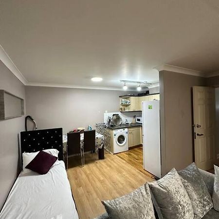 A 2 Standard Bedrooms Flat London Exterior photo
