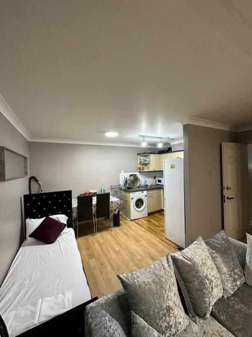 A 2 Standard Bedrooms Flat London Exterior photo