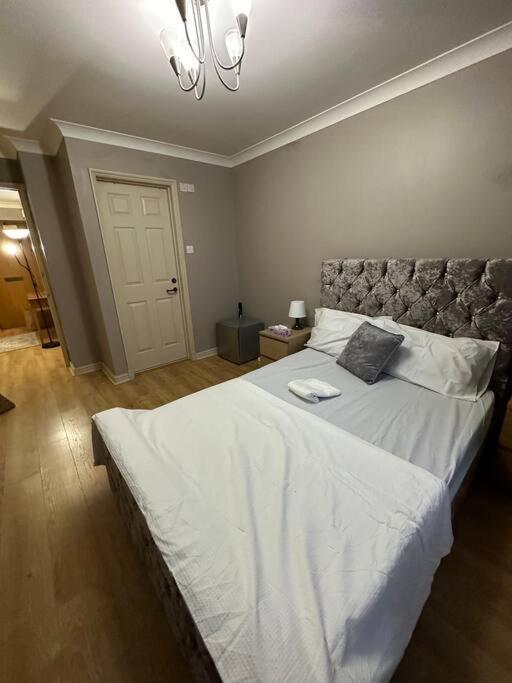 A 2 Standard Bedrooms Flat London Exterior photo