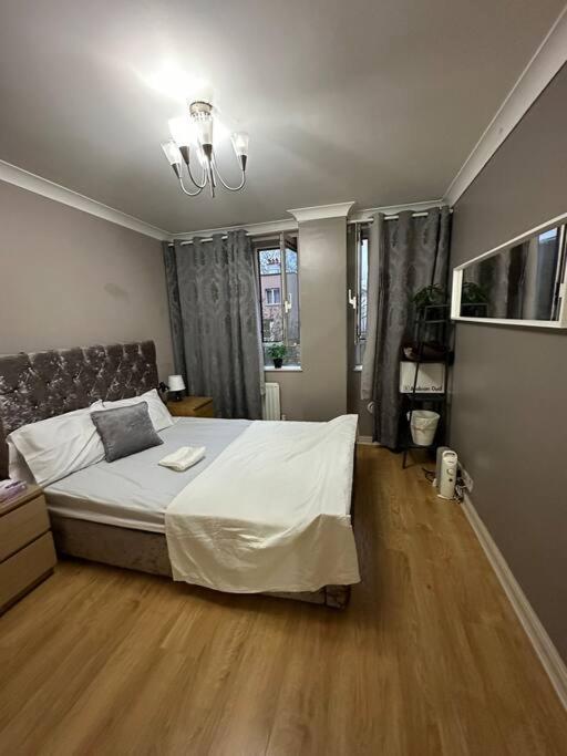 A 2 Standard Bedrooms Flat London Exterior photo