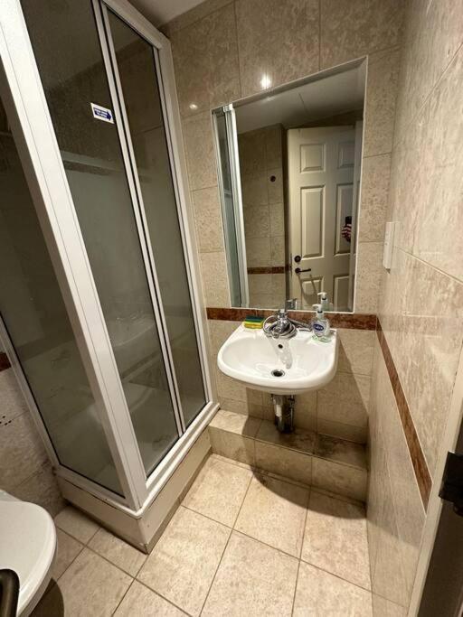A 2 Standard Bedrooms Flat London Exterior photo