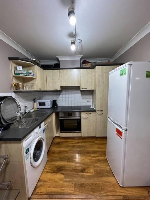 A 2 Standard Bedrooms Flat London Exterior photo