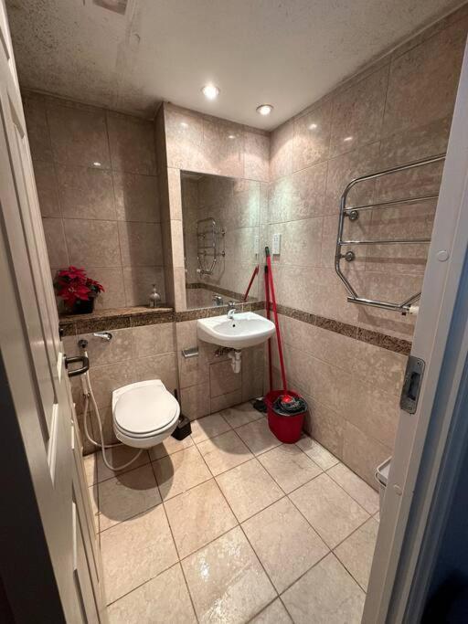 A 2 Standard Bedrooms Flat London Exterior photo