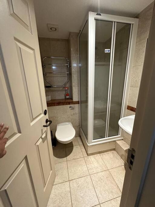 A 2 Standard Bedrooms Flat London Exterior photo